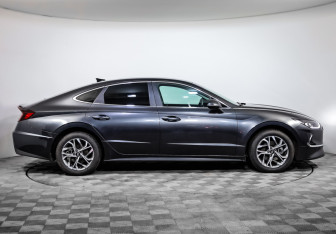 Подержанный автомобиль Hyundai Sonata 2022 года (4 фото)