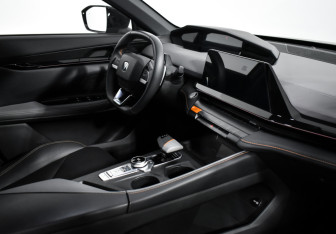 Подержанный автомобиль Changan UNI-V 2023 года (13 фото)