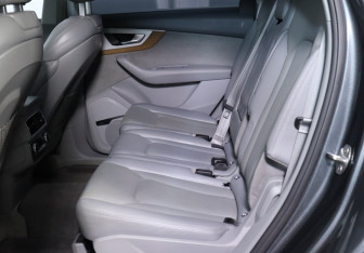 Подержанный автомобиль Audi Q7 2017 года (21 фото)