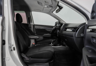 Подержанный автомобиль Mitsubishi Outlander 2018 года (24 фото)