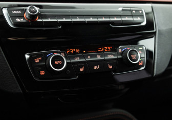 Подержанный автомобиль BMW X1 2017 года (20 фото)