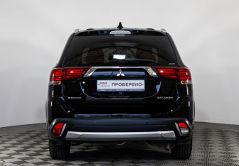 Подержанный автомобиль Mitsubishi Outlander 2017 года (6 фото)