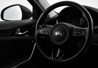 Подержанный автомобиль Kia Stinger 2018 года (20 фото)