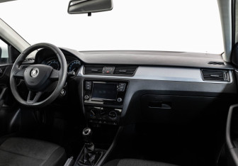 Подержанный автомобиль Skoda Rapid Liftback 2017 года (9 фото)