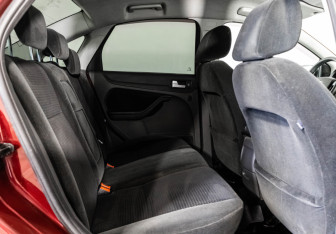 Подержанный автомобиль Ford Focus Sedan 2007 года (13 фото)