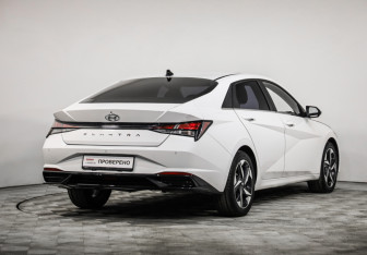 Подержанный автомобиль Hyundai Elantra Sedan 2023 года (5 фото)