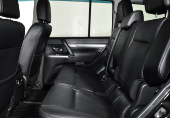 Подержанный автомобиль Mitsubishi Pajero 2018 года (12 фото)