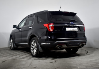 Подержанный автомобиль Ford Explorer 2018 года (7 фото)