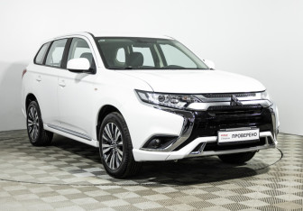 Подержанный автомобиль Mitsubishi Outlander 2022 года (3 фото)