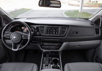 Подержанный автомобиль Kia Carnival 2020 года (10 фото)
