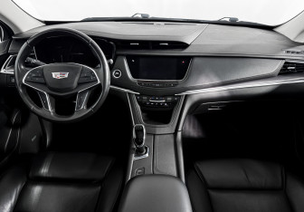 Подержанный автомобиль Cadillac XT5 2017 года (16 фото)