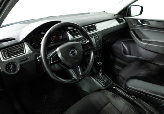 Подержанный автомобиль Skoda Rapid Liftback 2014 года (11 фото)
