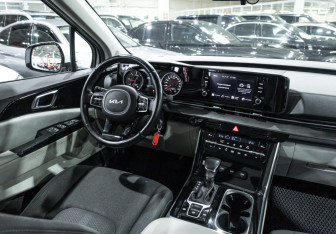 Подержанный автомобиль Kia Carnival 2021 года (14 фото)