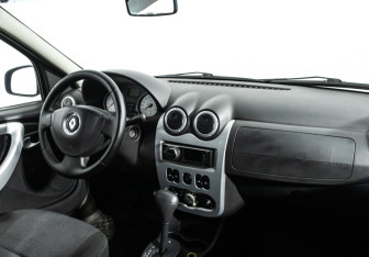 Подержанный автомобиль Renault Logan Sedan 2010 года (9 фото)
