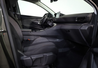 Подержанный автомобиль Peugeot 3008 2020 года (23 фото)