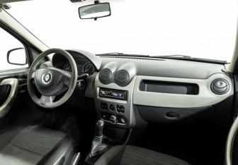 Подержанный автомобиль Renault Logan Sedan 2011 года (9 фото)