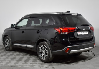 Подержанный автомобиль Mitsubishi Outlander 2018 года (7 фото)