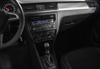 Подержанный автомобиль Skoda Rapid Liftback 2014 года (17 фото)