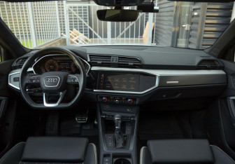 Подержанный автомобиль Audi Q3 2025 года (11 фото)