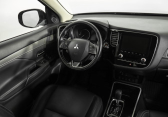 Подержанный автомобиль Mitsubishi Outlander 2021 года (9 фото)