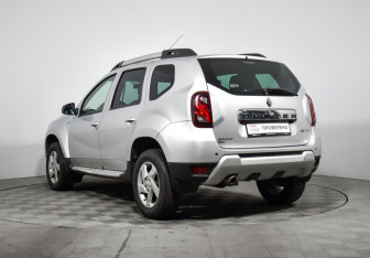 Подержанный автомобиль Renault Duster 2016 года (7 фото)