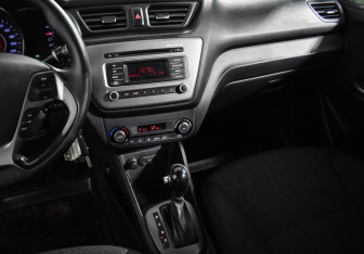 Подержанный автомобиль Kia Rio Sedan 2015 года (14 фото)
