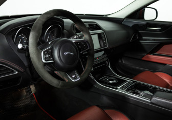 Подержанный автомобиль Jaguar XE 2016 года (11 фото)