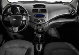 Подержанный автомобиль Chevrolet Spark 2012 года (14 фото)