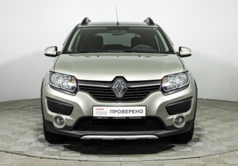 Подержанный автомобиль Renault Sandero 2015 года (2 фото)