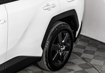 Подержанный автомобиль Toyota RAV4 2026 года (12 фото)