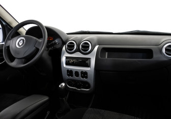 Подержанный автомобиль Renault Sandero 2013 года (9 фото)