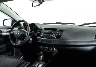 Подержанный автомобиль Mitsubishi Lancer Sedan 2008 года (9 фото)