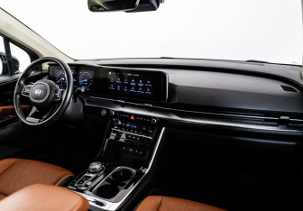 Подержанный автомобиль Kia Carnival 2021 года (10 фото)