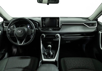 Подержанный автомобиль Toyota RAV4 2019 года (13 фото)