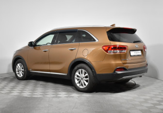 Подержанный автомобиль Kia Sorento 2016 года (7 фото)