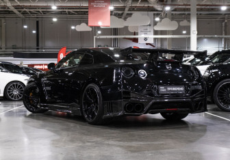 Подержанный автомобиль Nissan GT-R 2011 года (7 фото)