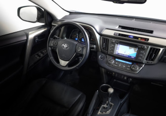 Подержанный автомобиль Toyota RAV4 2013 года (8 фото)