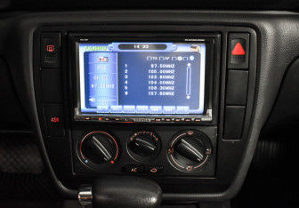 Подержанный автомобиль Volkswagen Passat Sedan 2004 года (16 фото)