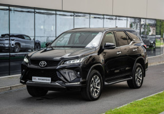 Подержанный автомобиль Toyota Fortuner 2021 года (3 фото)