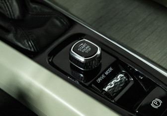 Подержанный автомобиль Volvo V60 2018 года (17 фото)