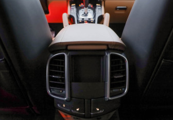 Подержанный автомобиль Porsche Cayenne 2014 года (34 фото)