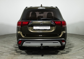 Подержанный автомобиль Mitsubishi Outlander 2019 года (6 фото)