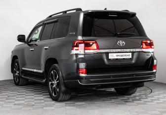 Подержанный автомобиль Toyota Land Cruiser Suv 2020 года (8 фото)