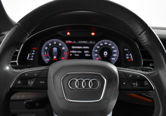 Подержанный автомобиль Audi Q8 2019 года (21 фото)