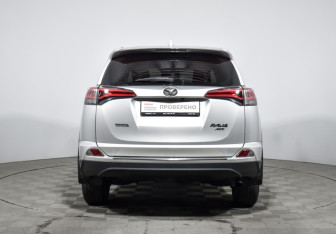 Подержанный автомобиль Toyota RAV4 2018 года (6 фото)