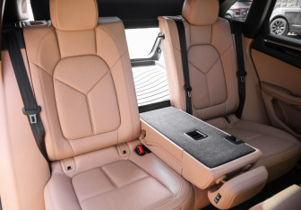 Подержанный автомобиль Porsche Macan 2020 года (35 фото)