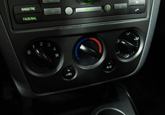 Подержанный автомобиль Ford Fusion 2006 года (15 фото)