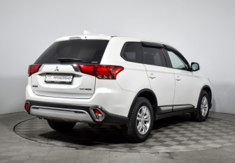 Подержанный автомобиль Mitsubishi Outlander 2019 года (5 фото)