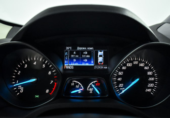 Подержанный автомобиль Ford Kuga 2015 года (19 фото)