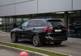 Подержанный автомобиль BMW X7 2019 года (9 фото)